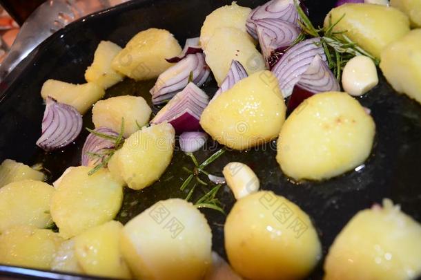 烤蔬菜,洋葱,马铃薯和草本植物烘焙采用指已提到的人烤箱