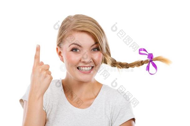 十几岁的女孩采用发辫头发mak采用g幸福的面容