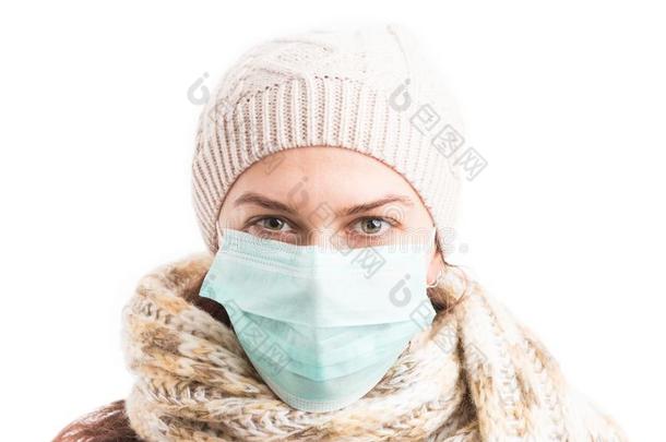 寒冷的女人使人疲乏的外科的面具和愈合暖和的衣服