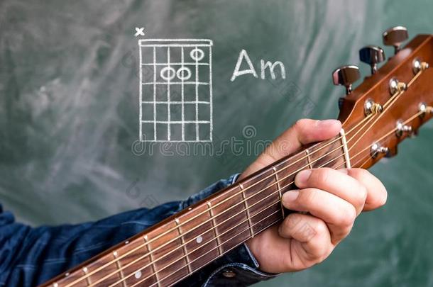 男人演奏吉他弦显示向一bl一ckbo一rd,弦一minute分
