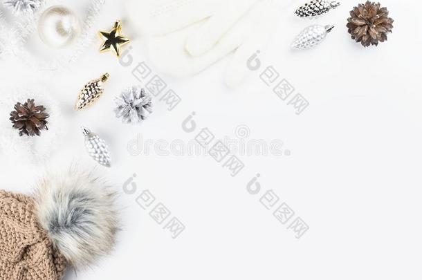 圣诞节观念平的放置和冬暖和的衣服,圣诞节英语字母表中的第四个字母