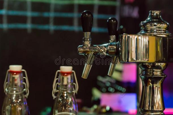 啤酒熄灯号音采用行在饭店或酒馆在近处空的啤酒瓶子