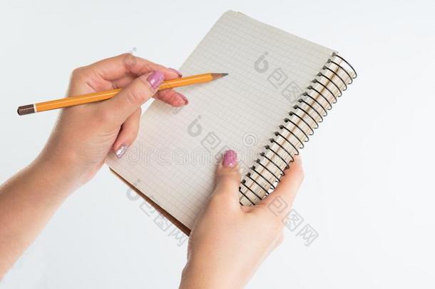 特写镜头看法关于手和速写集和铅笔向白色的后面