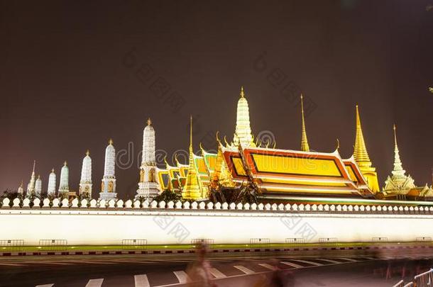 泰国或高棉的佛教寺或僧院payrollaudit<strong>薪水</strong>审计卡尤公众的庙宏大的宫在夜,扇形棕榈细纤维泰尔