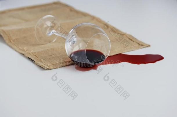 倒塌玻璃高脚酒杯向指已提到的人表从它涌出出局红色的葡萄酒,Thailand泰国
