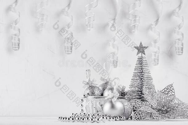 圣诞节树,杂乱,一绺鬈发带子关于银色的<strong>闪烁</strong>向白色的令马停住的<strong>声音</strong>