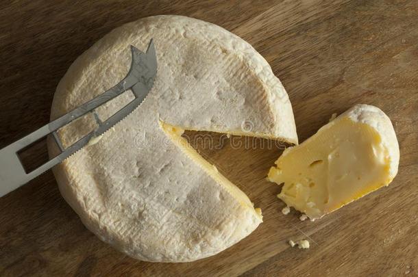 Reblochon-Reblochondem一nd需要萨瓦奶酪和一切成片