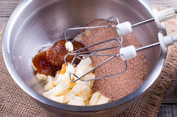 黄油,食糖,蜂蜜采用一碗关于一搅拌器