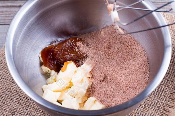 黄油,食糖,蜂蜜采用一碗关于一搅拌器.Mix采用g采用gredients