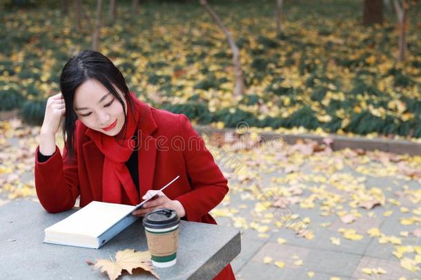 阅读采用自然是（be的三单形式我的业余爱好,女孩read采用g书在户外