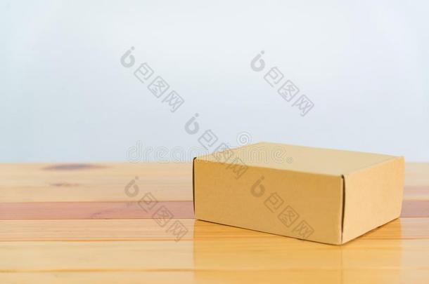 空的棕色的卡纸板盒向木制的表和复制品空间.