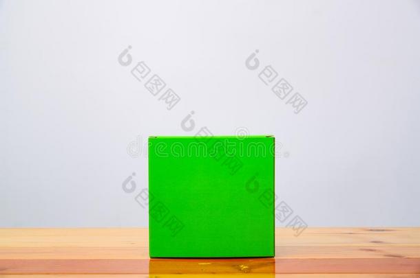 空的包装绿色的卡纸板盒愚弄在上面为产品物料项目向wickets三柱门