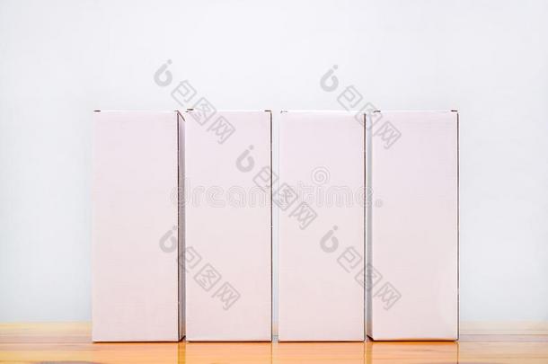 空的num.四包装白色的卡纸板盒为长的物料项目向木制的