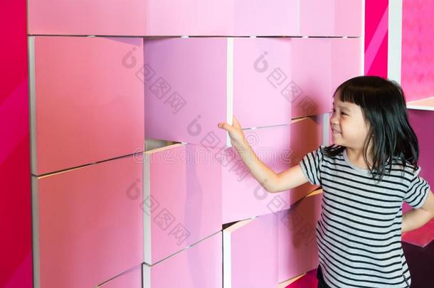 亚洲人女孩享有讨厌<strong>至极</strong>的粉红色的划分板.