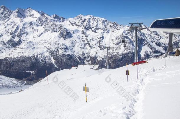 滑雪车站向顶关于指已提到的人山