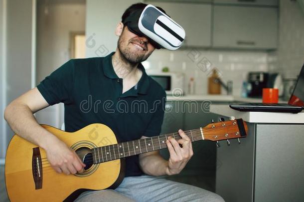 幸福的年幼的男人一次在厨房学问向比赛吉他使用