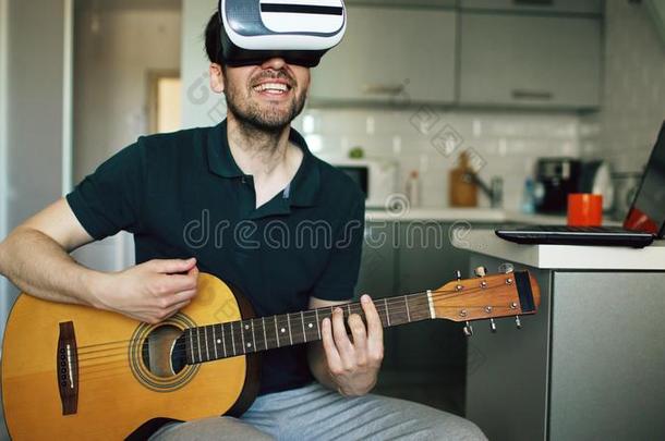 幸福的年幼的男人一次在厨房学问向<strong>比赛吉他</strong>使用