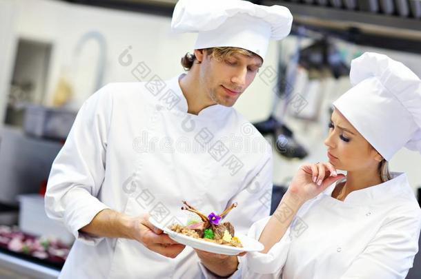 忙碌的厨师长在使工作采用指已提到的人饭店厨房
