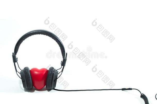 耳机和红色的心观念<strong>为爱</strong>收听的向音乐向