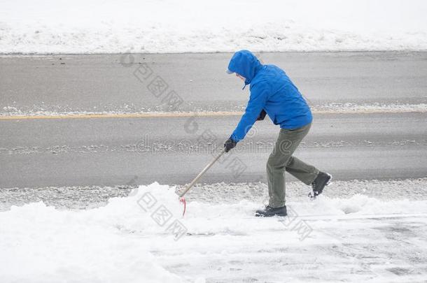 男人消除雪采用他的马路和一铲子3