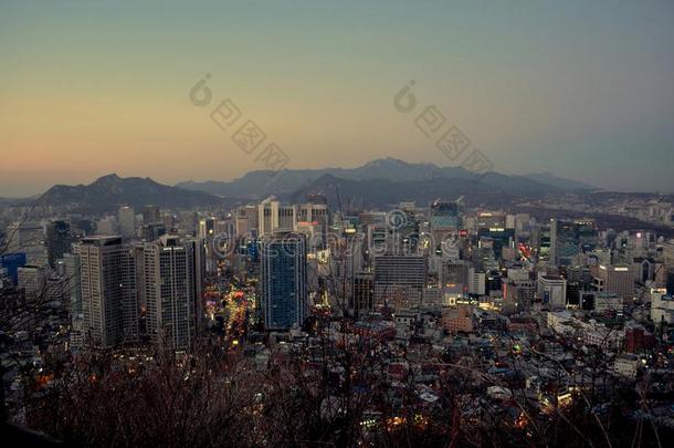 首尔夜,南方朝鲜,12-19-2012:城市风光照片在英语字母表的第14个字母首尔塔