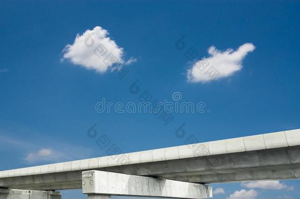 高速公路和美丽的蓝色天和云大气为用绳子拖的平底渡船