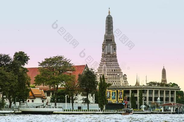 泰国或高棉的佛教寺或僧院阿伦一起在指已提到的人查奥佛拉雅河和照片关于国王罗摩