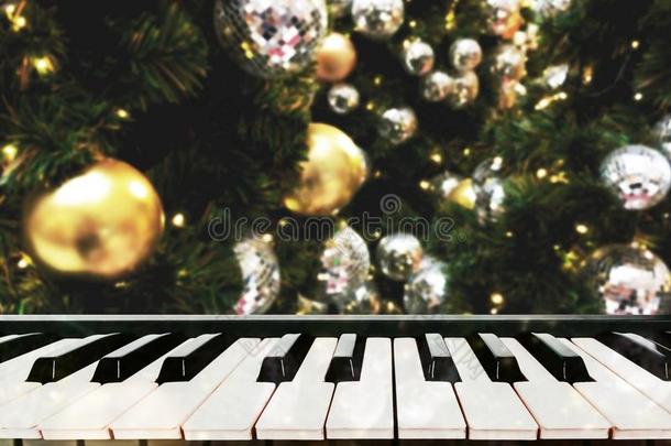 生动的<strong>金色</strong>的圣诞节污迹背景和<strong>钢琴</strong>调.