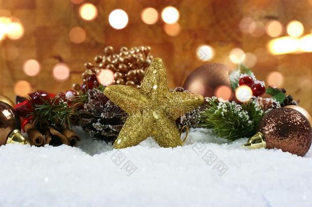 <strong>圣诞节</strong>装饰和闪光的星舒适而温<strong>暖</strong>地安定下来采用雪和博克