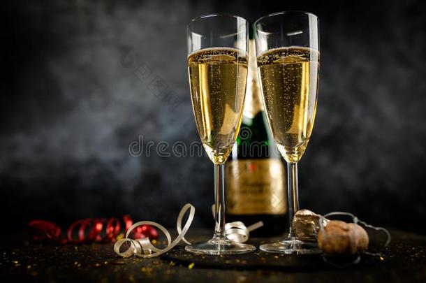 两个香槟酒眼镜采用金色的闪烁