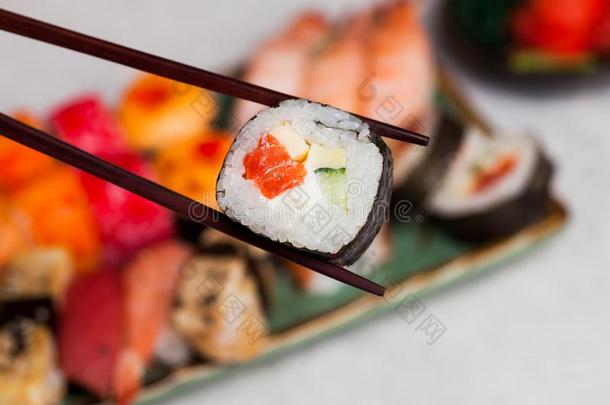 日本人寿司放置生鱼片寿司和寿司名册serve的过去式和山葵和
