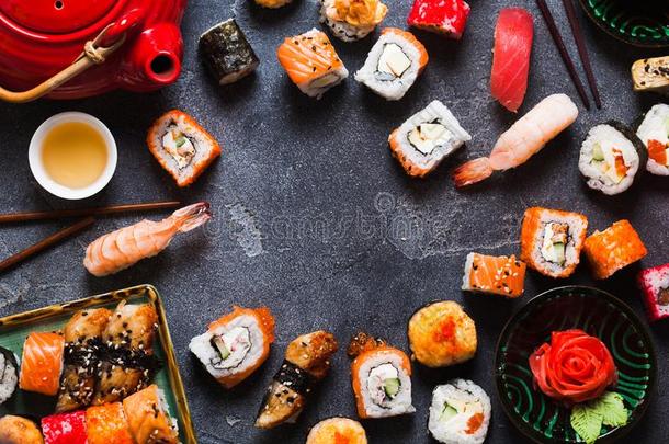 日本人寿司放置生鱼片寿司和寿司名册serve的过去式和山葵和