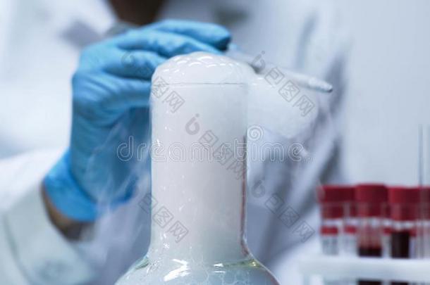 泡油画底色含油太多而成泡沫状突起从化学的瓶和酸味的,科学的支出