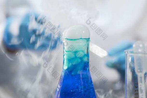 生产关于洗涤剂,蓝色液体炎热的和愤怒采用瓶