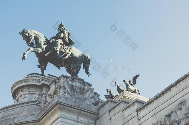<strong>纪念碑纪念碑</strong>指已提到的人维托里亚诺采用威尼斯正方形.