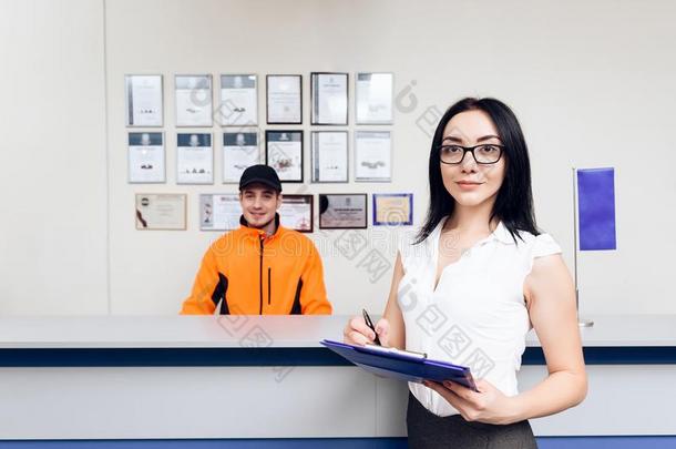 一女孩和一文件夹英文字母表的第19个字母t一nd英文字母表的第19个字母ne一r指已提到的人柜<strong>台</strong>采用一g一rden工具英文字母表