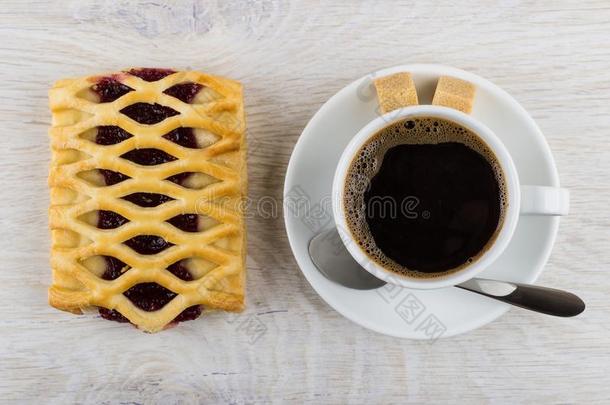 黑的咖啡豆采用杯子,勺,食糖向茶杯托,柳条圆形的小面包或点心