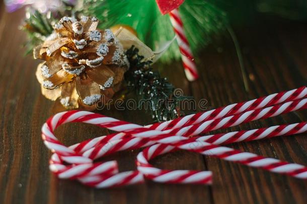 圣诞节糖果茎和指已提到的人冷杉-圆锥体同样地christm同样地背景.