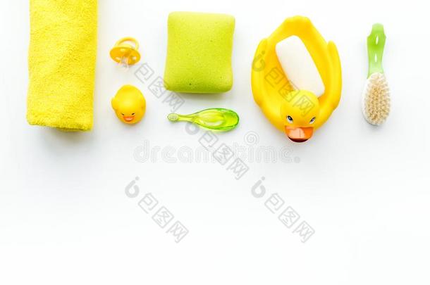 婴儿沐浴放置和黄色的<strong>橡胶鸭子</strong>.肥皂,海绵,擦,向