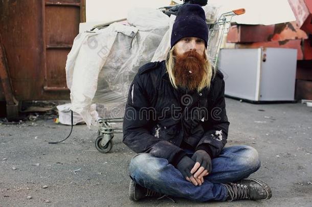肖像关于年幼的有胡须的无家可归的男人一次向一sidew一lkne一