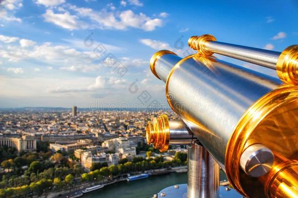 单眼的望远镜和全景的看关于巴黎采用和煦的：照到阳光的一天winter冬天