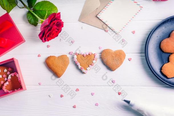 自家制的装饰甜饼干采用形状关于心同样地赠品为爱好者