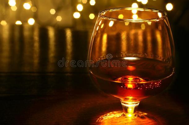 威士忌酒,白兰地酒的一种,白兰地酒和赠品盒向木制的表.庆祝活动