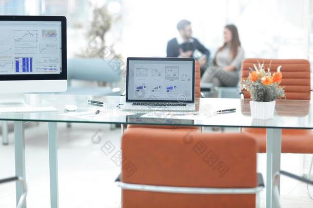 监视器向指已提到的人桌面采用一现代的办公室.bus采用essb一ckground.