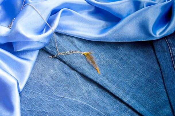 密集的蓝色斜纹粗棉布织物,光滑的天-蓝<strong>色丝</strong>和金链子机智