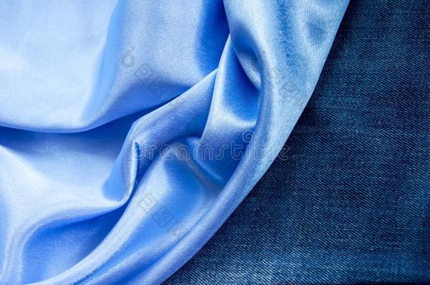 密集的蓝色斜纹粗棉布织物,光滑的天-蓝色丝和一delic一tel一c