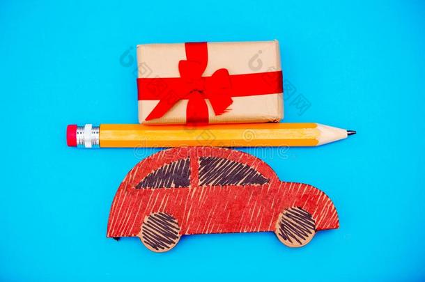 <strong>红色</strong>的手工做的<strong>汽车</strong>传送和圣诞<strong>节</strong>赠品盒和大的铅笔