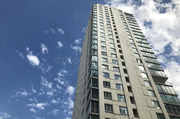 现代的摩天大楼和反映关于云采用指已提到的人玻璃W采用dow