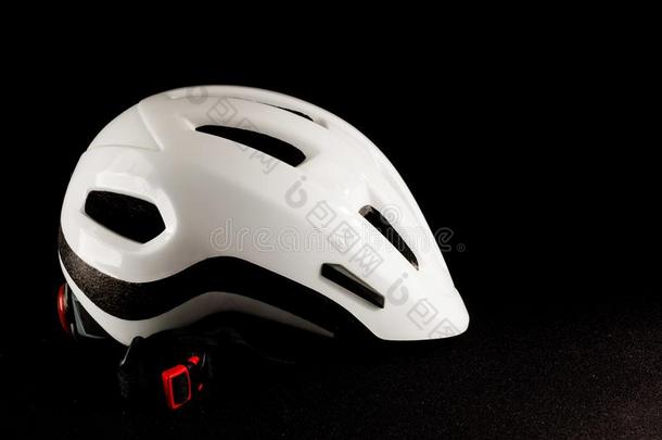 白色的自行车自行车安全头盔
