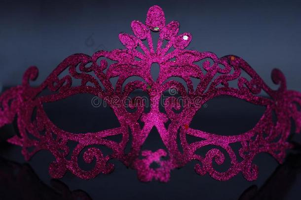 认为狂欢节酿酒的节日的紫色的粉红色的闪烁衣服面具向